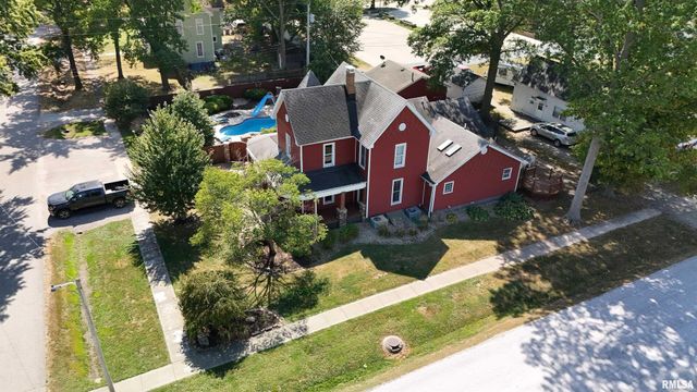 521 N LOCUST Street, Flora, IL 62839