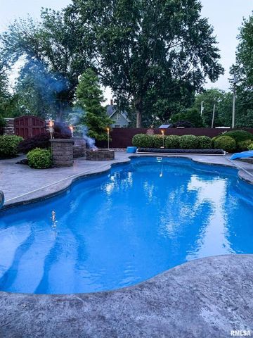 521 N LOCUST Street, Flora, IL 62839