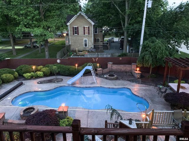 521 N LOCUST Street, Flora, IL 62839