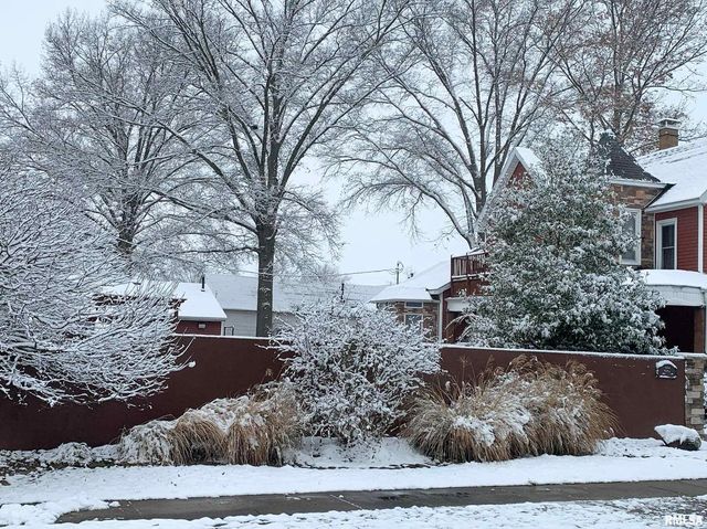 521 N LOCUST Street, Flora, IL 62839