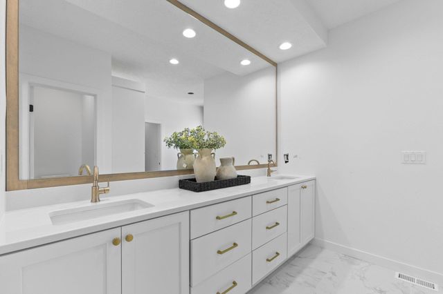 8304 Sheridan Cir Circle, Sioux Falls, SD 57110