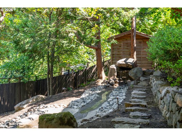 2591 OVERLOOK Dr, Lake Oswego, OR 97034