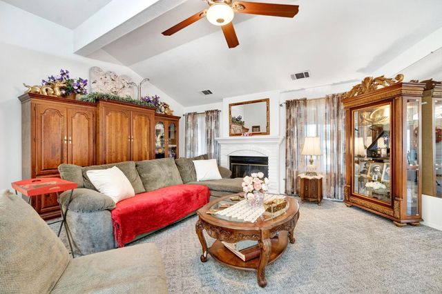 211 W Paul Avenue, Clovis, CA 93612