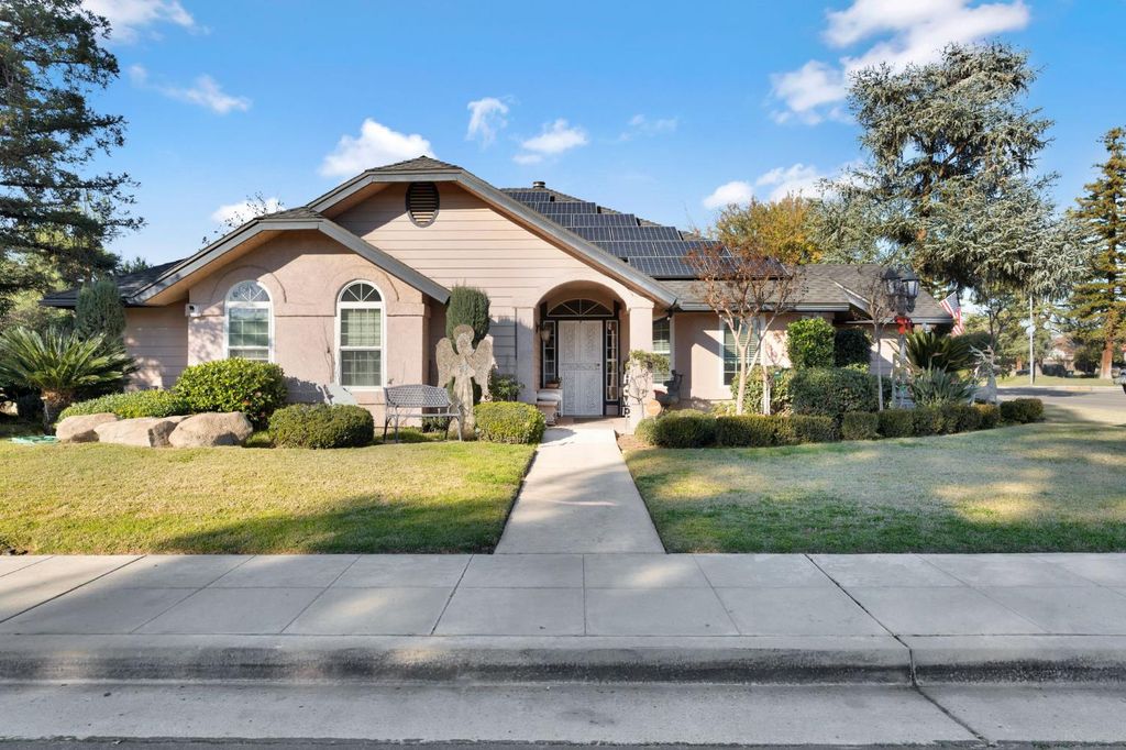 Image 1 of property listing at 211 W Paul Avenue, Clovis, CA 93612