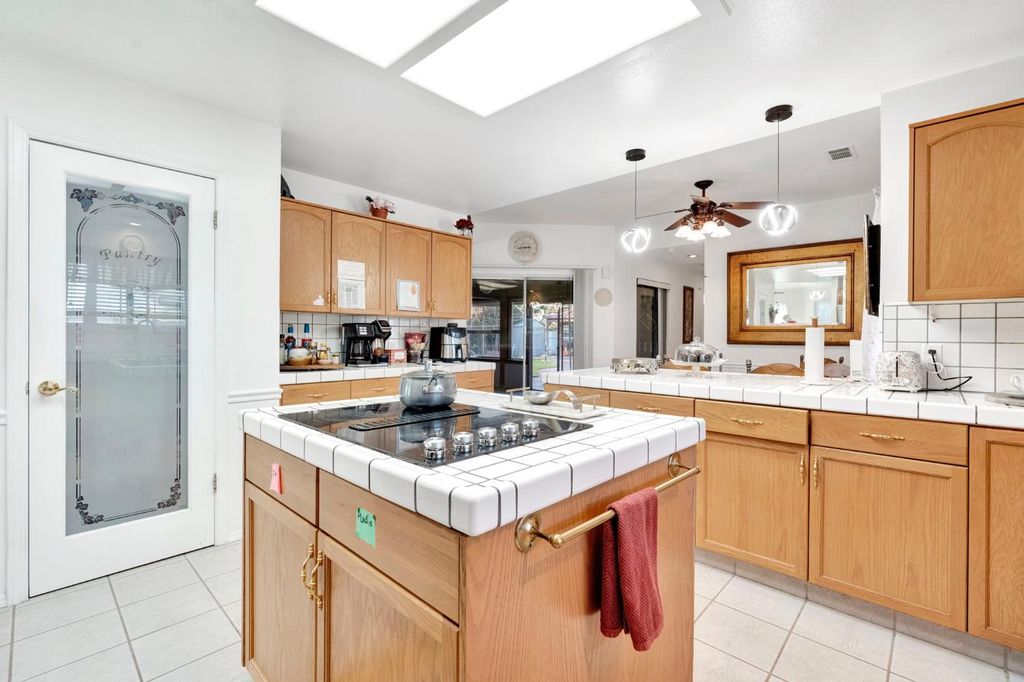 Image 12 of property listing at 211 W Paul Avenue, Clovis, CA 93612