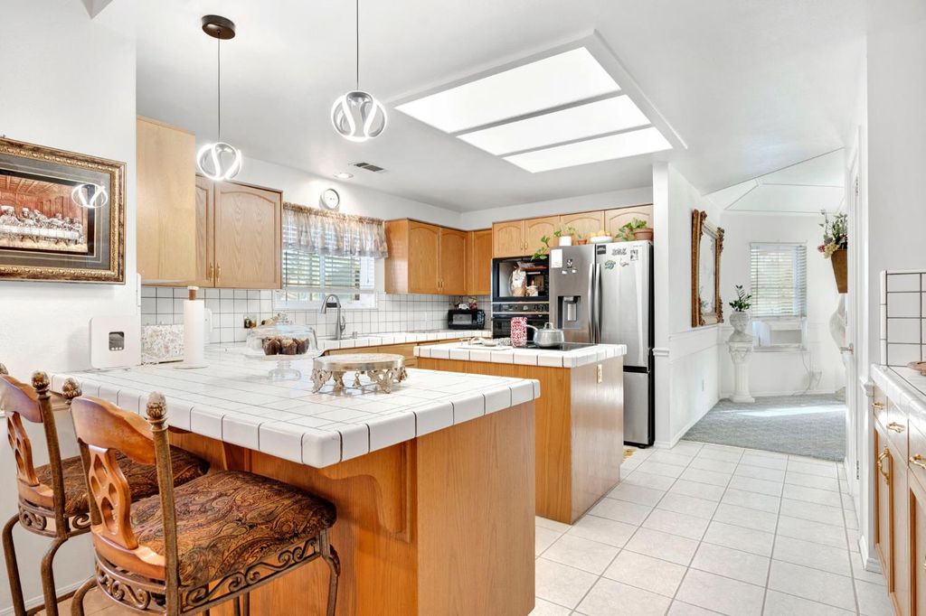 Image 14 of property listing at 211 W Paul Avenue, Clovis, CA 93612