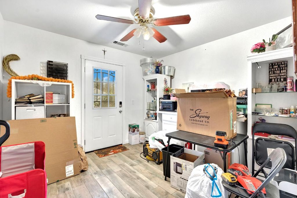 Image 17 of property listing at 211 W Paul Avenue, Clovis, CA 93612