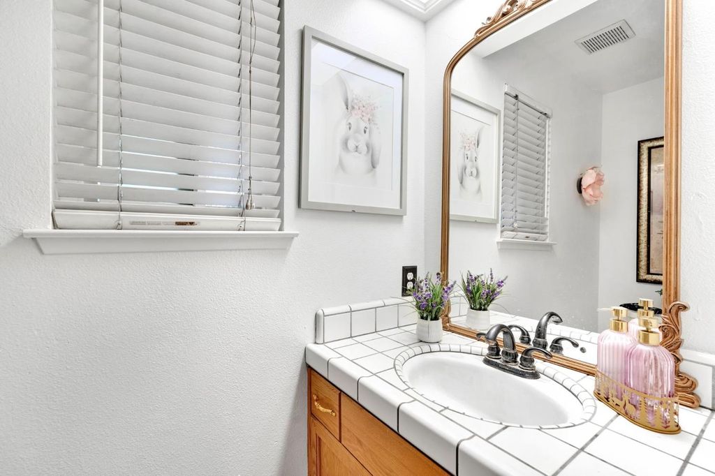 Image 18 of property listing at 211 W Paul Avenue, Clovis, CA 93612