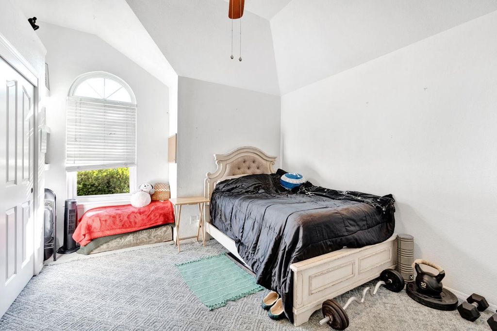 Image 20 of property listing at 211 W Paul Avenue, Clovis, CA 93612