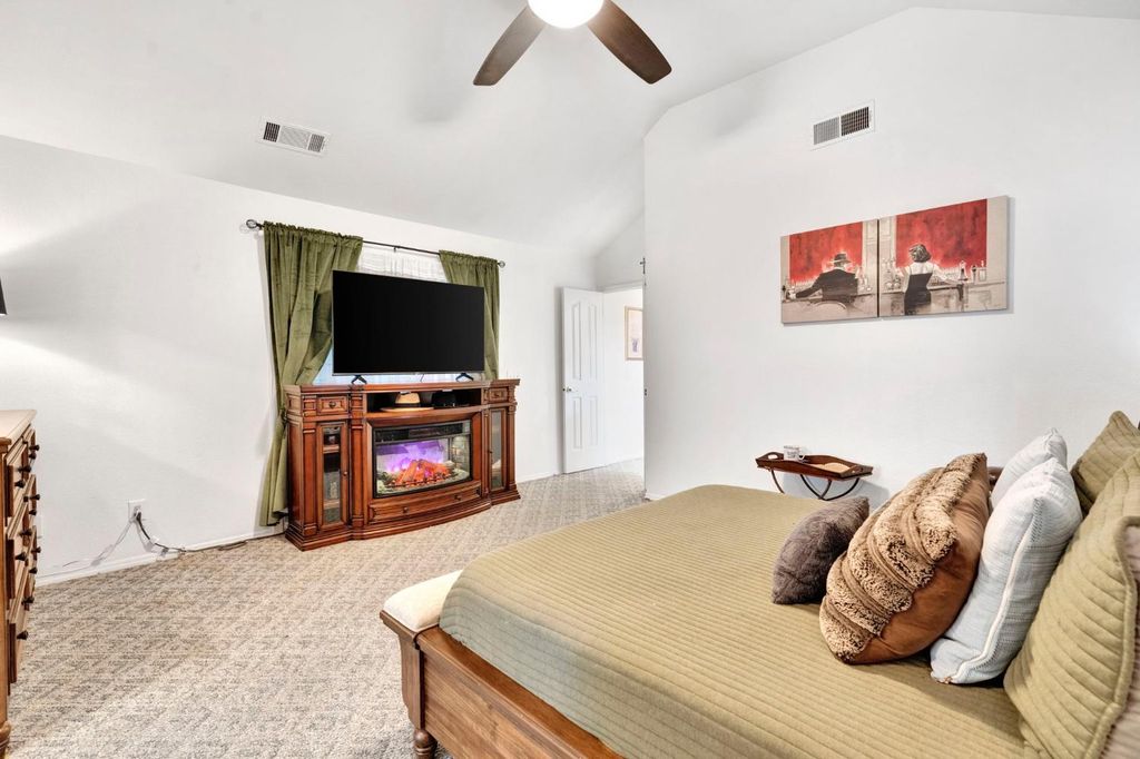 Image 24 of property listing at 211 W Paul Avenue, Clovis, CA 93612