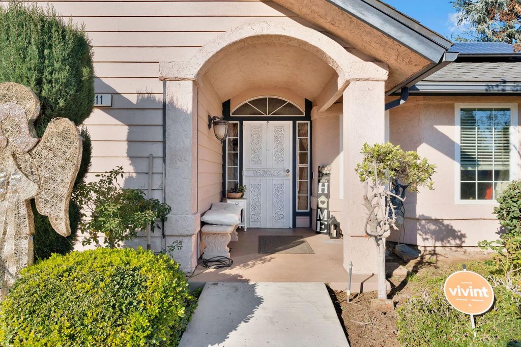 Image 3 of property listing at 211 W Paul Avenue, Clovis, CA 93612