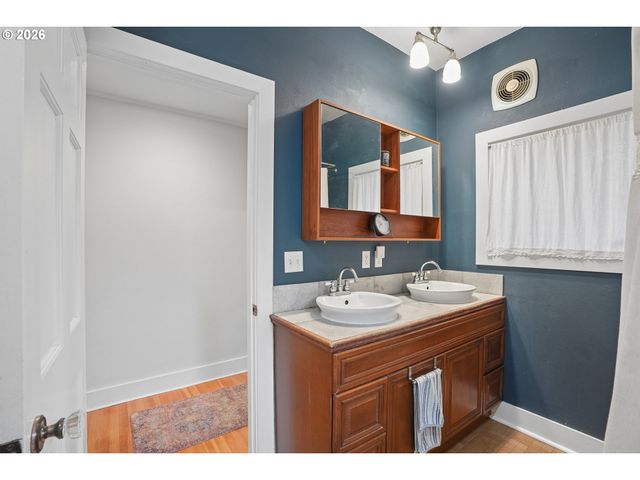2358 Nw LOVEJOY St, Portland, OR 97210