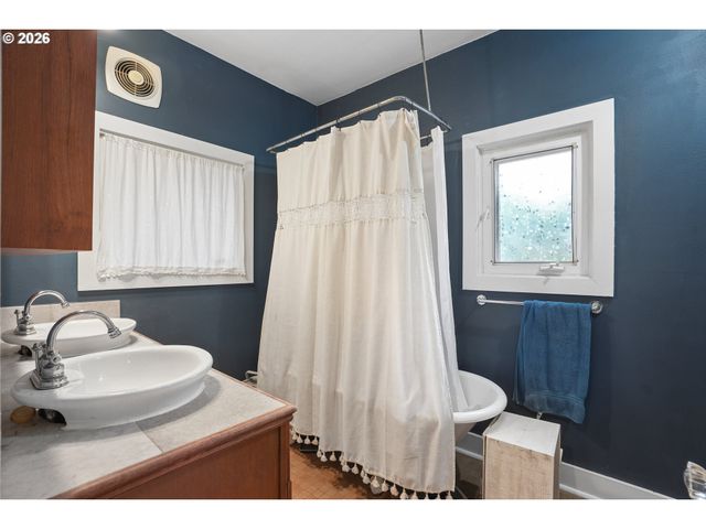 2358 Nw LOVEJOY St, Portland, OR 97210