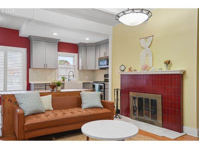 2358 Nw LOVEJOY St, Portland, OR 97210