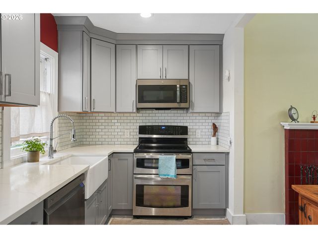 2358 Nw LOVEJOY St, Portland, OR 97210