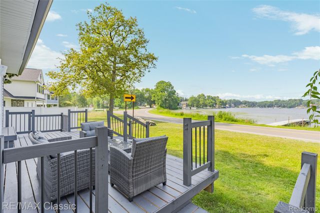 8665 Cooley Lake Road, Commerce Charter Township, MI 48382