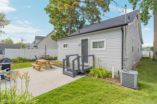 8665 Cooley Lake Road, Commerce Charter Township, MI 48382