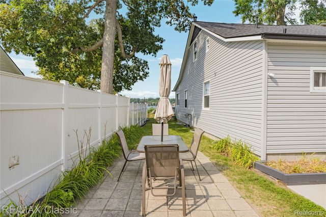 8665 Cooley Lake Road, Commerce Charter Township, MI 48382