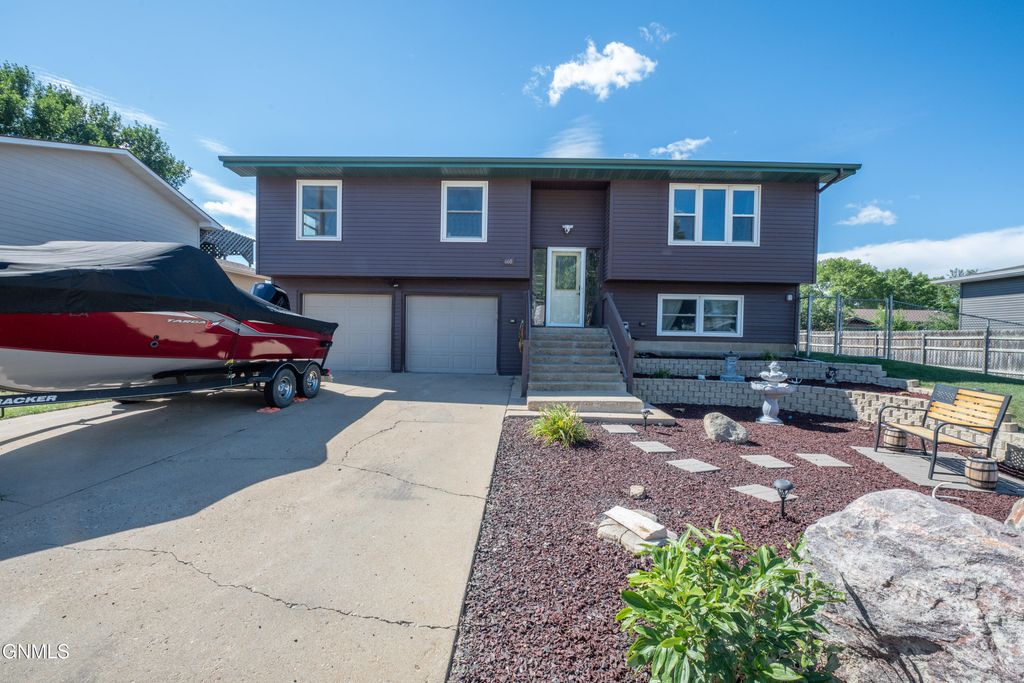 660 5th Avenue SW, Dickinson, ND 58601 photo 2