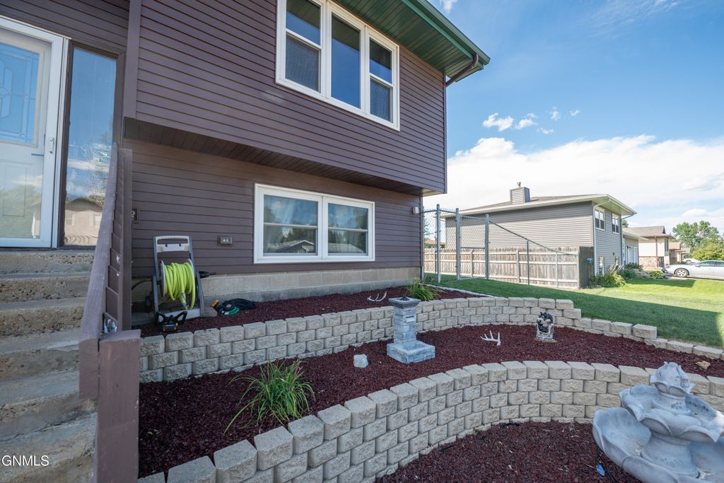 660 5th Avenue SW, Dickinson, ND 58601 photo 3