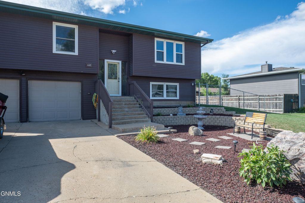 660 5th Avenue SW, Dickinson, ND 58601 photo 4