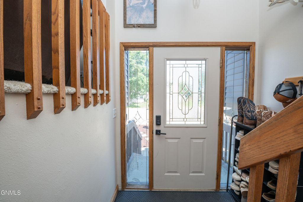 660 5th Avenue SW, Dickinson, ND 58601 photo 5
