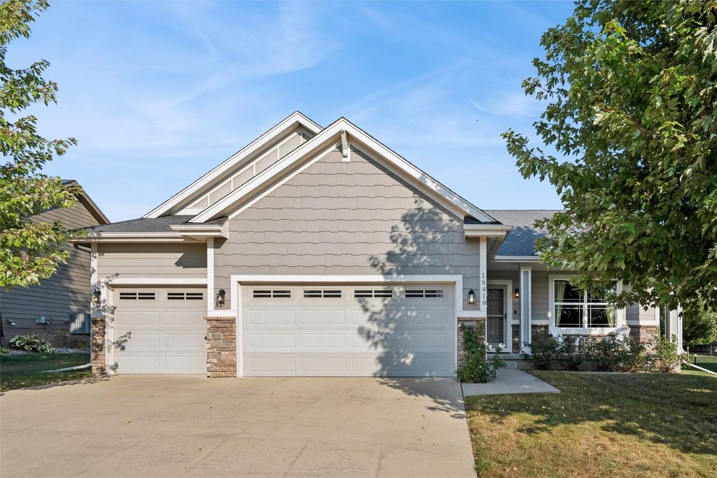 16419 Phoenix Drive, Clive, IA 50325