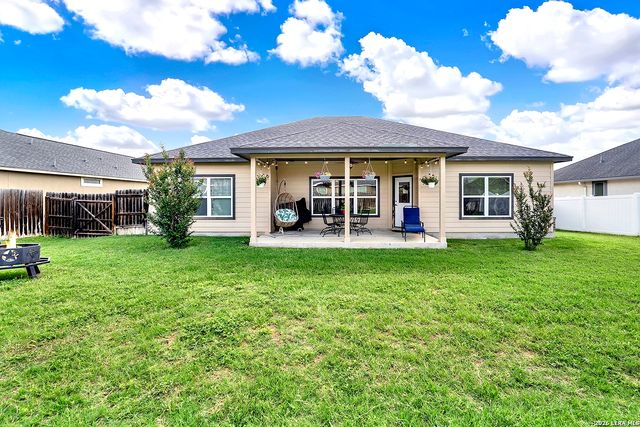109 Grandview, Floresville, TX 78114