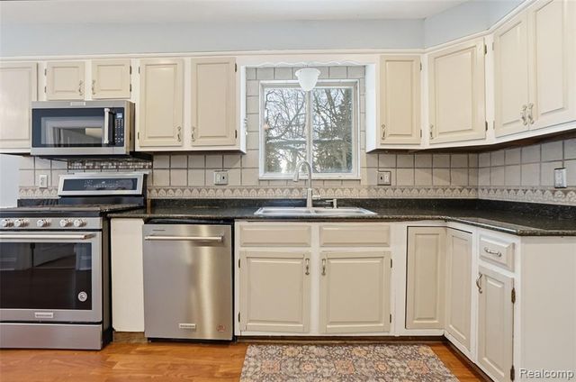 863 Sylvanwood Drive, Troy, MI 48085