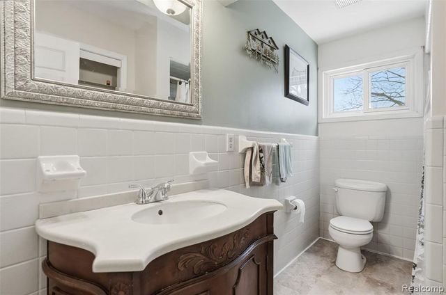 863 Sylvanwood Drive, Troy, MI 48085