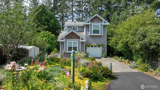 38 3rd St W, Chinook, WA 98614