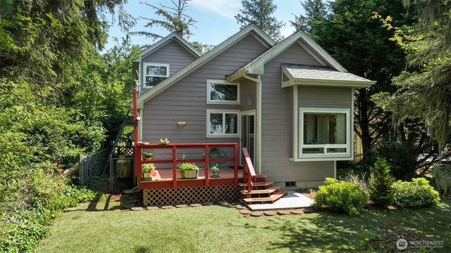 38 3rd St W, Chinook, WA 98614