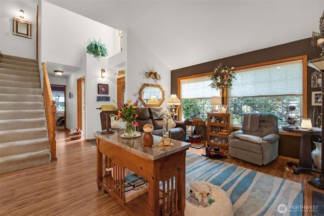 38 3rd St W, Chinook, WA 98614