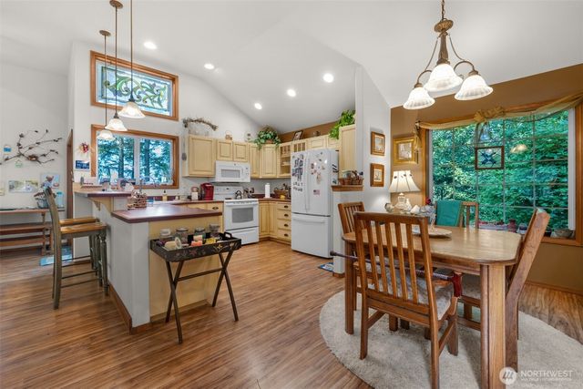 38 3rd St W, Chinook, WA 98614