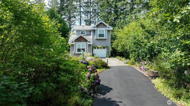 38 3rd St W, Chinook, WA 98614