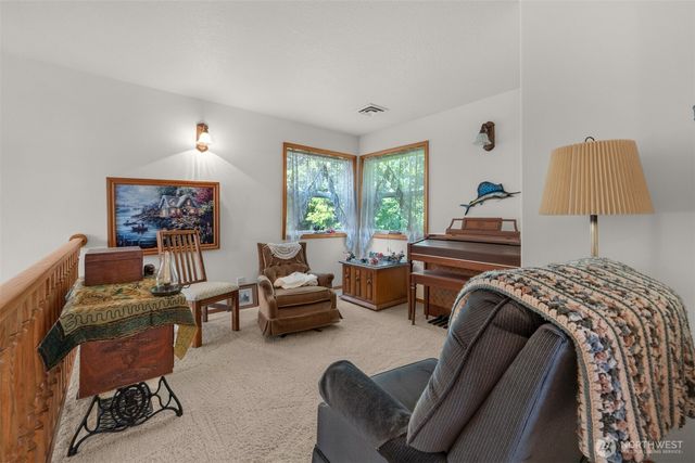 38 3rd St W, Chinook, WA 98614