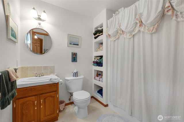 38 3rd St W, Chinook, WA 98614