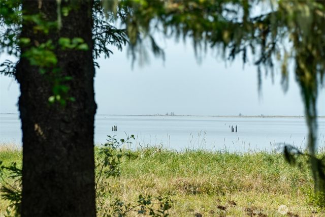 38 3rd St W, Chinook, WA 98614