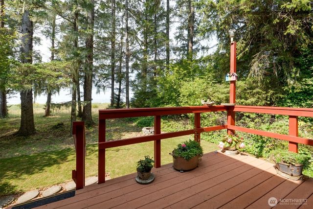 38 3rd St W, Chinook, WA 98614