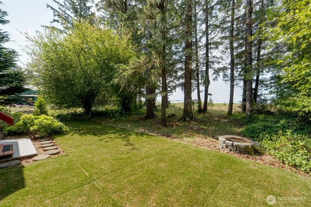 38 3rd St W, Chinook, WA 98614