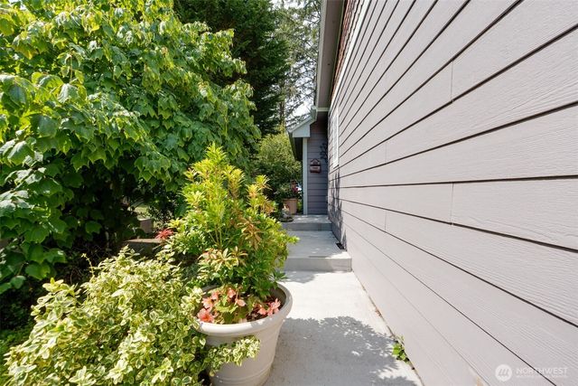 38 3rd St W, Chinook, WA 98614