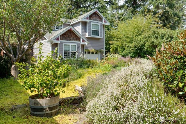 38 3rd St W, Chinook, WA 98614