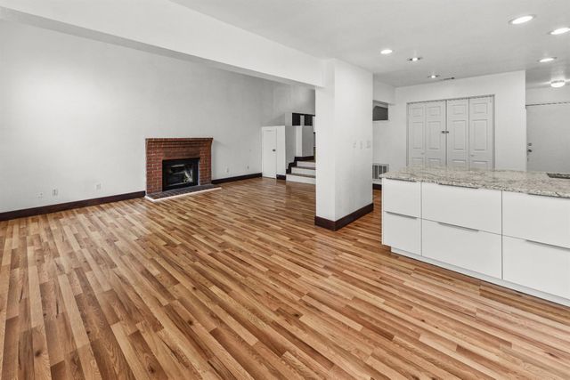6651 Laguna Park Dr, Elk Grove, CA 95758