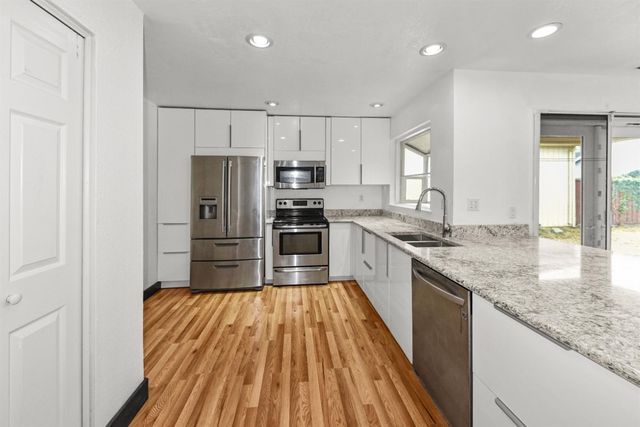 6651 Laguna Park Dr, Elk Grove, CA 95758