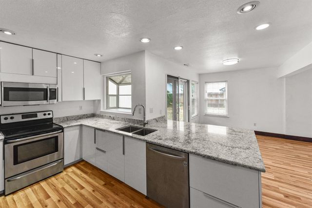 6651 Laguna Park Dr, Elk Grove, CA 95758
