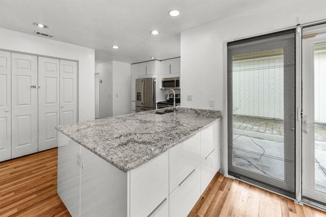 6651 Laguna Park Dr, Elk Grove, CA 95758