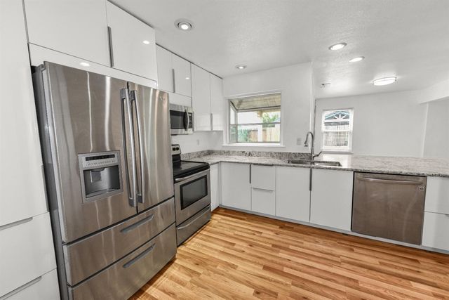6651 Laguna Park Dr, Elk Grove, CA 95758