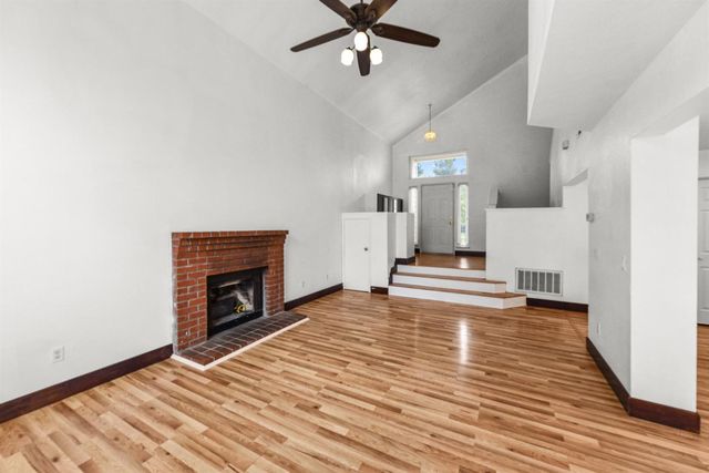 6651 Laguna Park Dr, Elk Grove, CA 95758