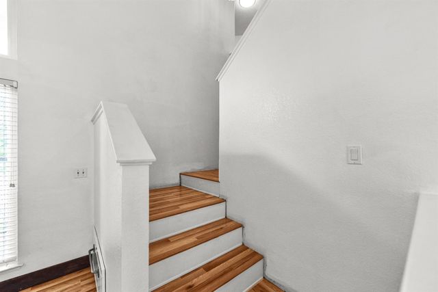 6651 Laguna Park Dr, Elk Grove, CA 95758