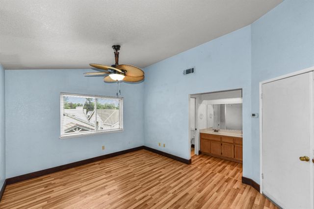 6651 Laguna Park Dr, Elk Grove, CA 95758
